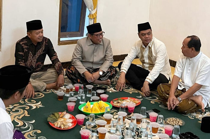 AKRAB:&nbsp;Bupati Jepara H Witiarso Utomo (dua dari kanan) dan&nbsp;mantan calon Bupati Jepara H Nuruddin Amin (tiga dari kanan) menghadiri&nbsp;Haul Masyayikh di Ponpes Balekambang, Senin (10/3).