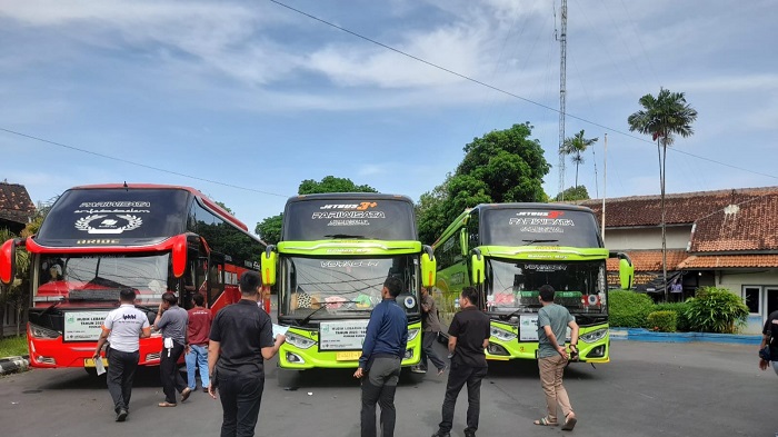 SIAP MUDIK: Sejumlah bus yang disiapkan oleh Pemkab Kudus dalam program mudik gratis untuk para perantau, baru-baru ini.