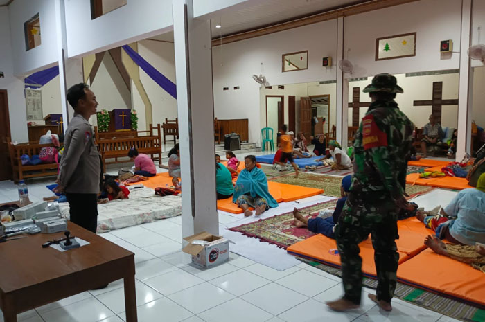 PENGUNGSIAN: Puluhan warga Desa Ringinkidul, Kecamatan Gubug, Grobogan, mengungsi di gereja desa setempat.
