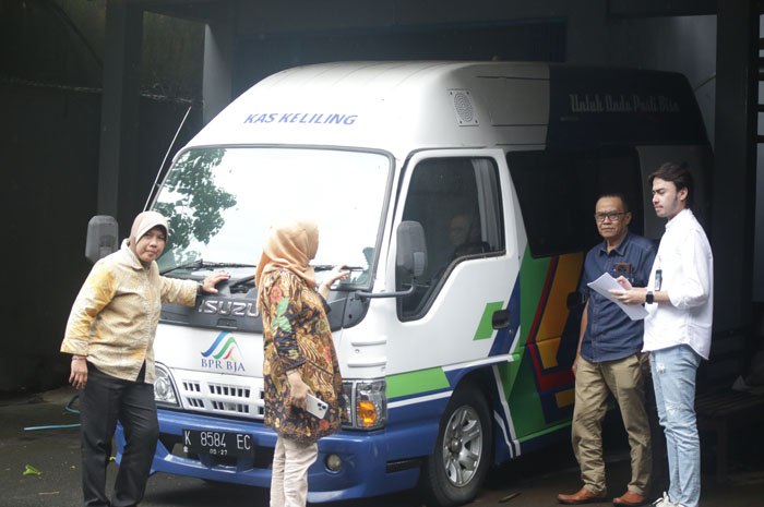 TERAWAT: Petugas Likuidasi BPR BJA mengecek beberapa kendaraan yang akan dilelang kemarin.