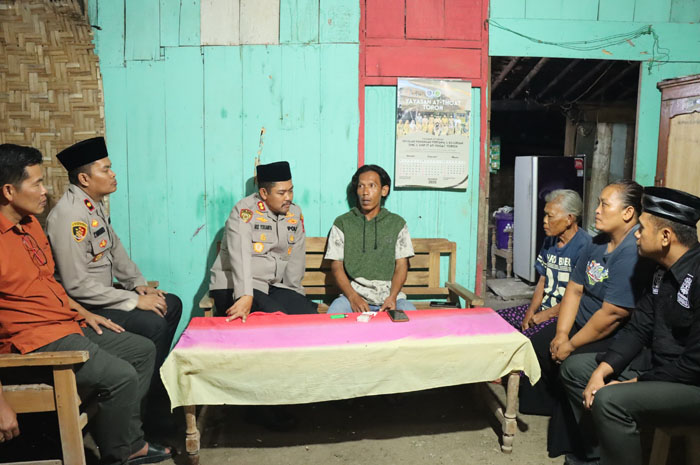 TEMUI KORBAN: Kapolres Grobogan AKBP Ike Yulianto Wicaksono menemui korban salah tangkap Kusyanto di rumahnya Desa Dimoro, Kecamatan Toroh, ditemani Kades Dimoro dan warga sekitar.