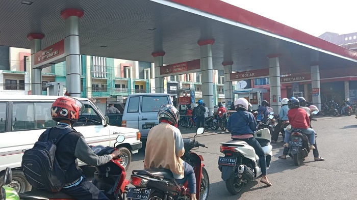 MENUNGGU: Masyarakat mengantre membeli pertalite di SPBU Joyokusumo Pati kemarin.  Stok BBM Bersubsidi Aman Selama Ramadan hingga Lebaran