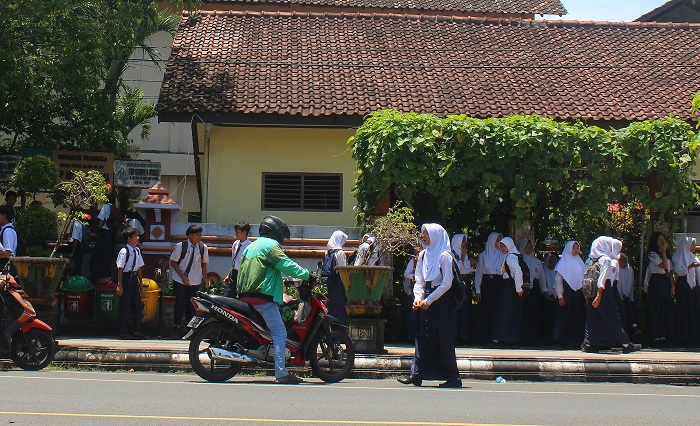 DAPAT ORDER: Pengemudi ojek online tengah menjemput penumpang di kawasan SMPN 6 Jepara Rabu (12/3).