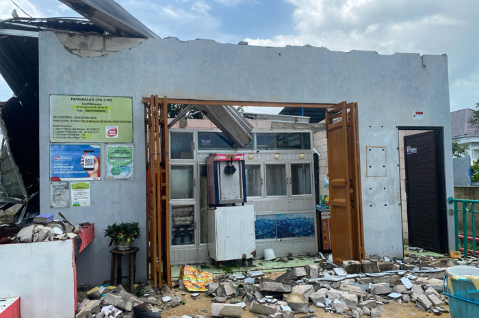 RUSAK: Salah satu agen gas di Desa Margomulyo, Tayu, rusak parah usai diterjang angin puting beliung, Rabu (12/3).