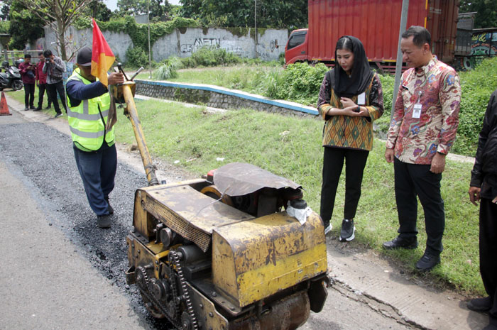 LANGSUNG DIPERBAIKI: Pemkab Kudus bekerja cepat merespon aduan masyarakat lewat layanan Wadul K1 dan K2 yang berada di Jalan Sudimoro Desa Gribig kemarin.