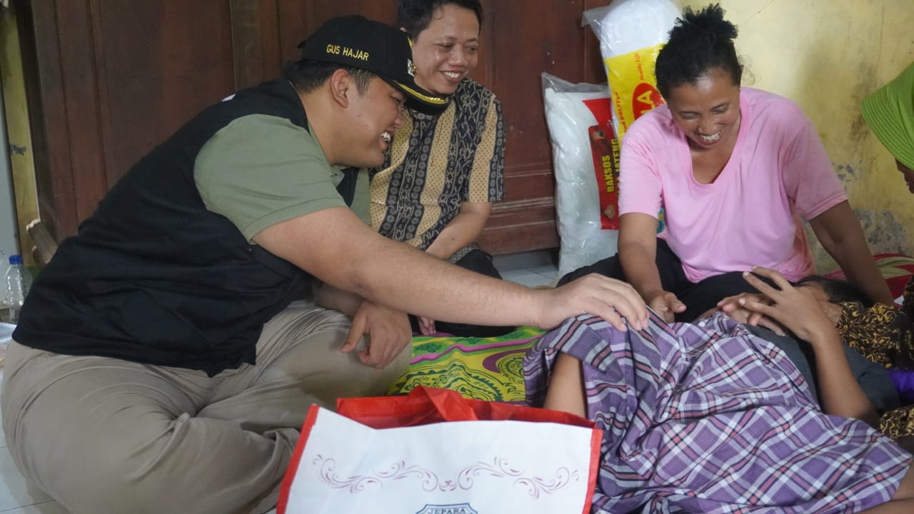 Wakil Bupati Jepara mengunjungi FS, seorang difabel yang berasal dari Jerukwangi, Jepara