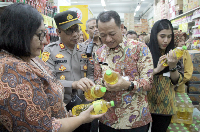 SIDAK MAKANAN LEBARAN: Bupati Samanie Intakoris, Wabub Belinda, dan Polres Kudus melihat makanan kedaluarsa dan takaran Minyakita di ADA mal kemarin.