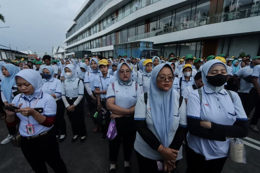 TUNGGU: Pekerja Sritex ketika menunggu pengumuman tentang PHK pada Jumat, 28 februari lalu. (M.IHSAN/RADARSOLO)