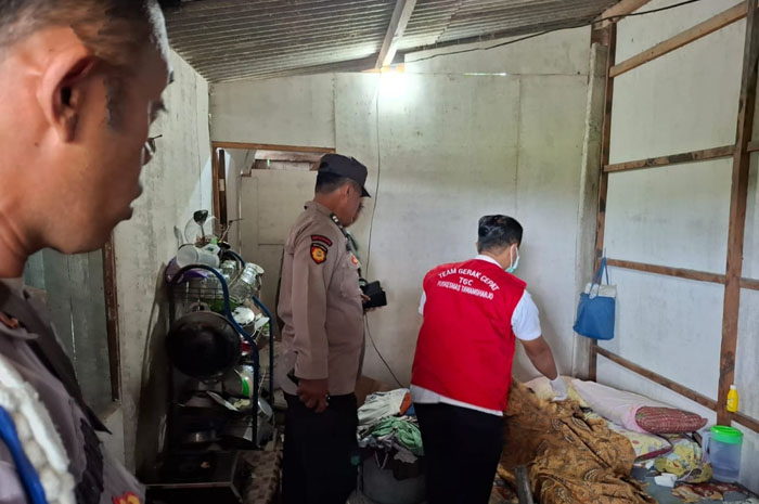 IDENTIFIKASI: Anggota Inavis Polres Grobogan lakukan idntifikasi kpada korban S, warga Tawangharjo Grobogan ditemukan meninggal di kamarnya.