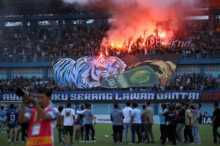 KENA DENDA: Suporter menyalakan flare usai pertandingan Persiku VS Persekat beberapa waktu lalu.