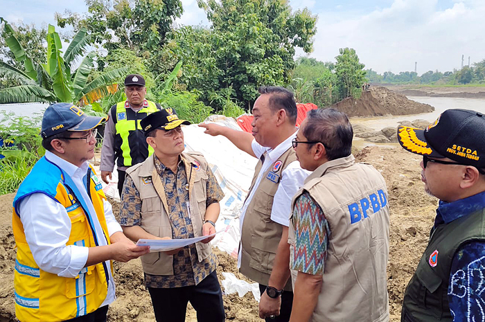 GERAK CEPAT: Gubernur Jateng Ahmad Luthfi (dua dari kanan) bersama Kepala BBWS Pemali Juana Firli Abdurrahman (kiri) dan Bupati Grobogan Setyo Hadi (tengah) meninjau tanggul jebol di Desa Baturagung.