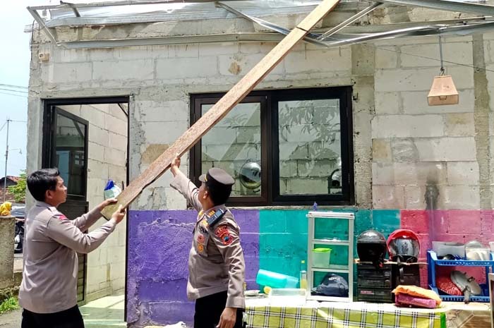 RUSAK: Warga bersama kepolisian mengevakuasi barang di salah satu agen gas di Desa Margomulyo, Tayu kemarin.