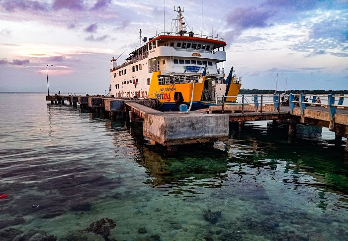 FASILITAS: Kapal ferry KMP Siginjai bersandar di Pelabuhan Karimunjawa beberapa waktu lalu. Pemkab Jepara bertekad bisa membangun pelabuhan skala besar di Jepara untuk melayani kegiatan ekspor impor