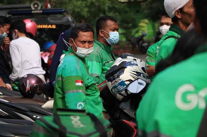 OJOL: Potret pengemudi ojol saat menunggu orderan dari konsumen di pangkalan, baru-baru ini.