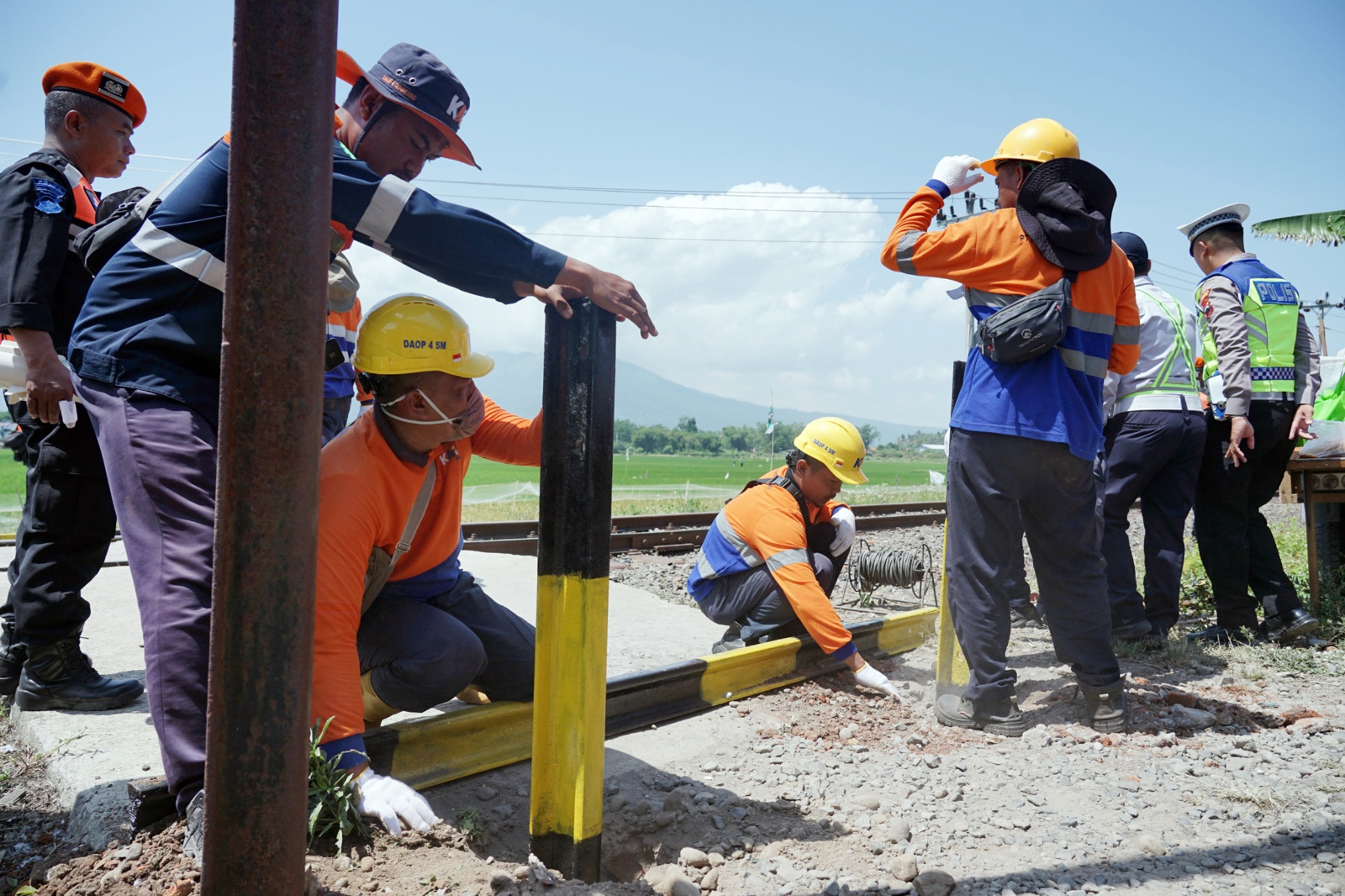 BERBAHAYA: Petugas KAI Daop 4 Semarang menutup salah satu perlintasan sebidang baru-baru ini.