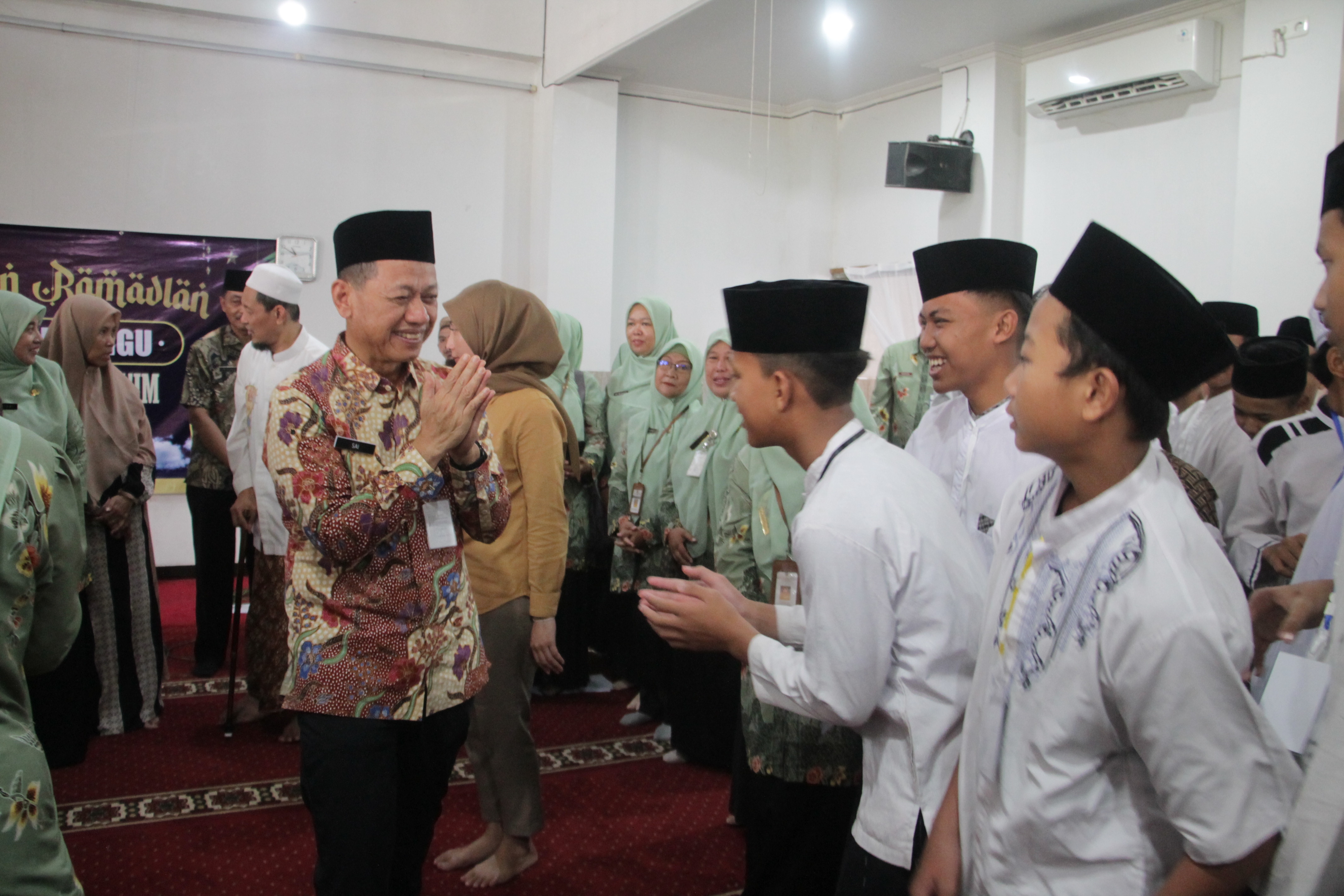 KEBIJAKAN BARU: Bupati Kudus Sam&rsquo;ani Intakoris memberikan sambutan di acara pesantren Ramadan.
