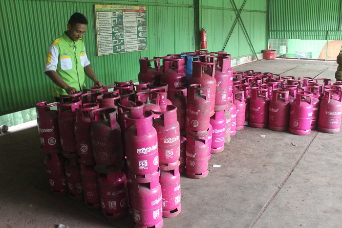 BONGKAR MUAT: Pegawai tengah melakukan penyortiran tabung gas LPG di salah satu agen area Jepara.
