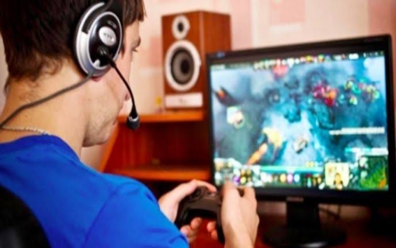 Ilustrasi orang bermain game online