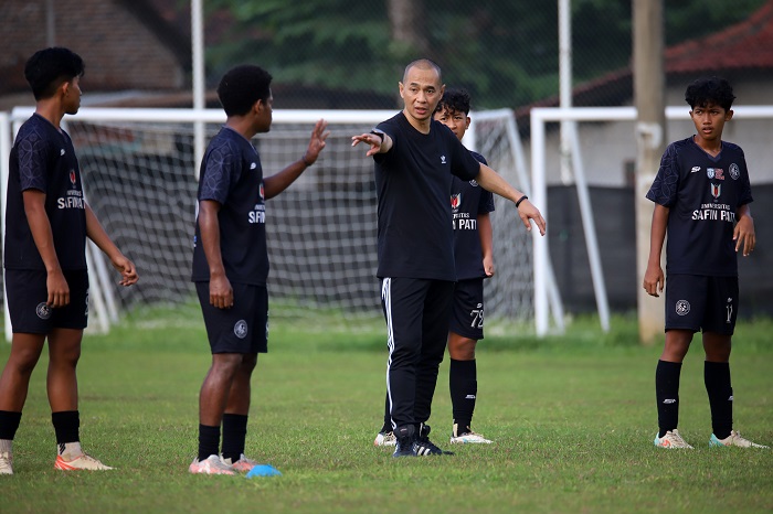 Legenda sepak bola Indonesia, Kurniawan Dwi Yulianto berbagi ilmu dengan para siswa Safin Pati Sports School selama dua hari.