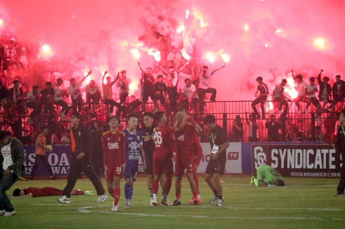 BERUJUNG DENDA: Suporter Persijap merayakan kembalinya Persijap ke Liga 1 usai menang atas PSPS Pekanbaru dalam pertandingan Liga 2 di Stadion GBK Jepara 25 Februari lalu.