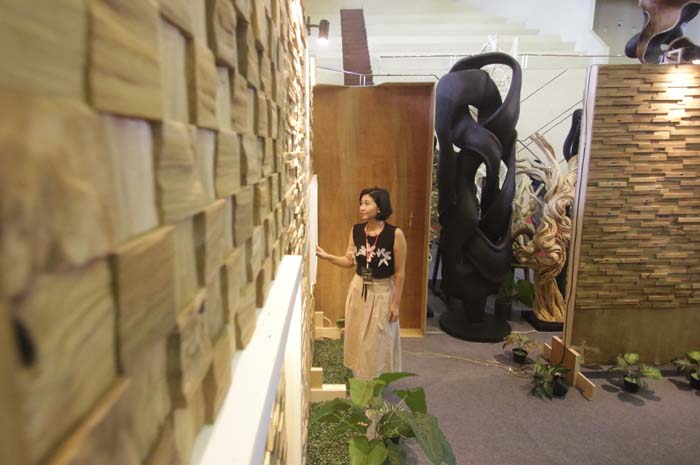DAYA TARIK: Pengunjung mengamati beberapa koleksi yang ditampilkan di beberapa stan yang ada di pameran JIFBW 2025.