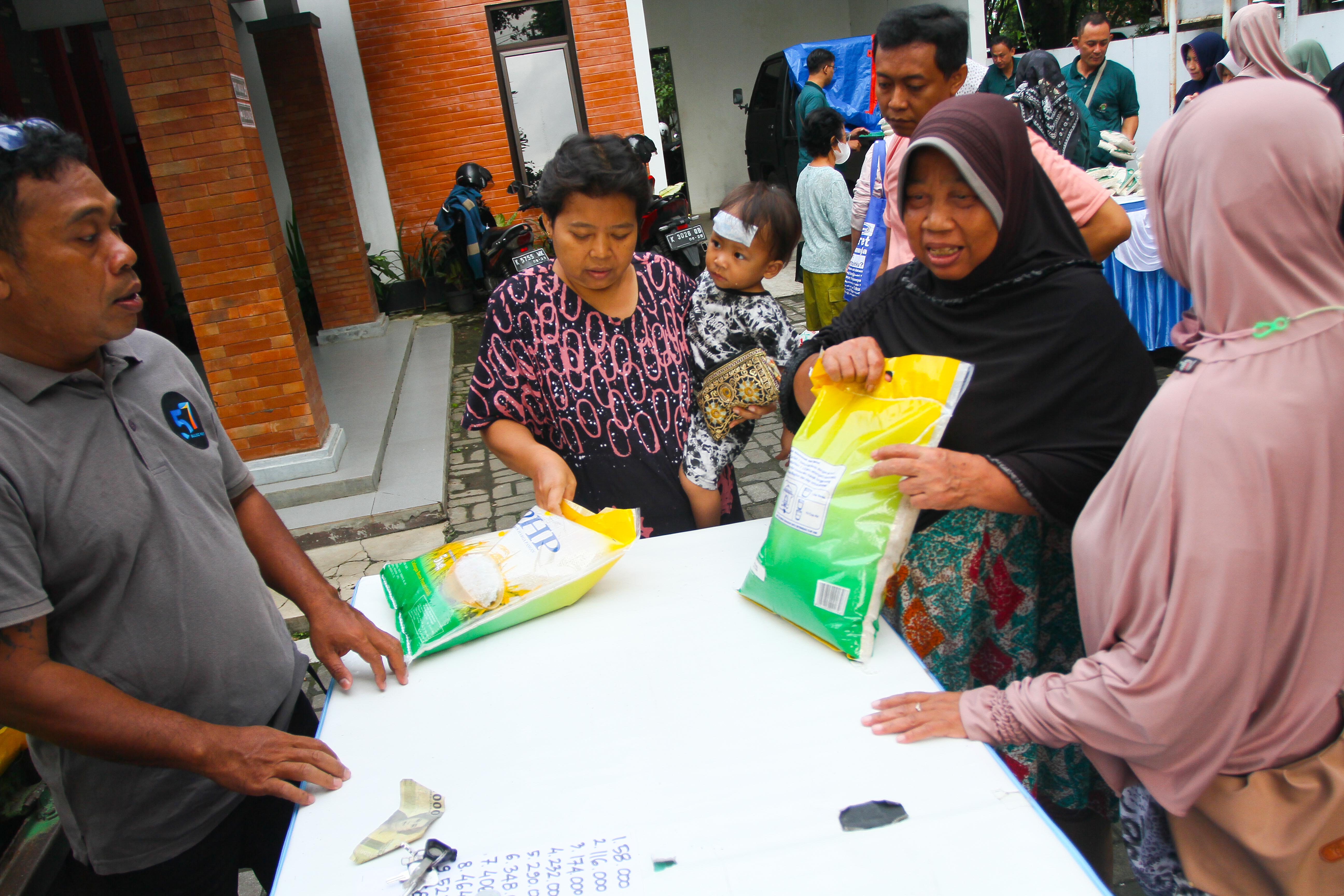 DISERBU: Warga mengantre membeli bahan pokok pada agenda GPM di Kantor Dispertan Kudus.  &nbsp;