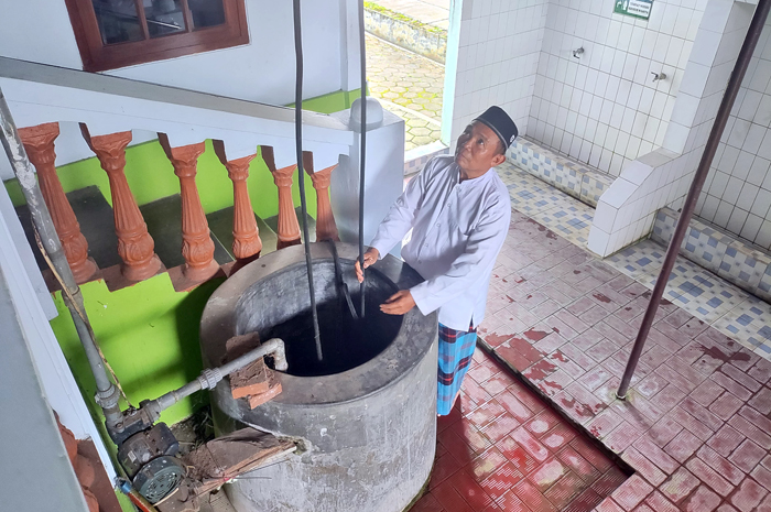 BERKHASIAT: Sumur Panguripan yang berada di Masjid Baitul Aziz.