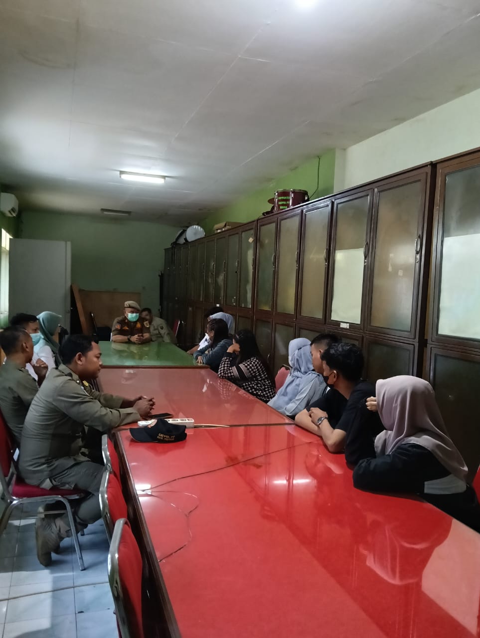 RAZIA: Satpol PP Kudus bersama Dinas Kesehatan dan Polsek Jati menggelar razia di sejumlah kos di Kecamatan Jati pada Kamis, 13 Maret 2025.&nbsp;