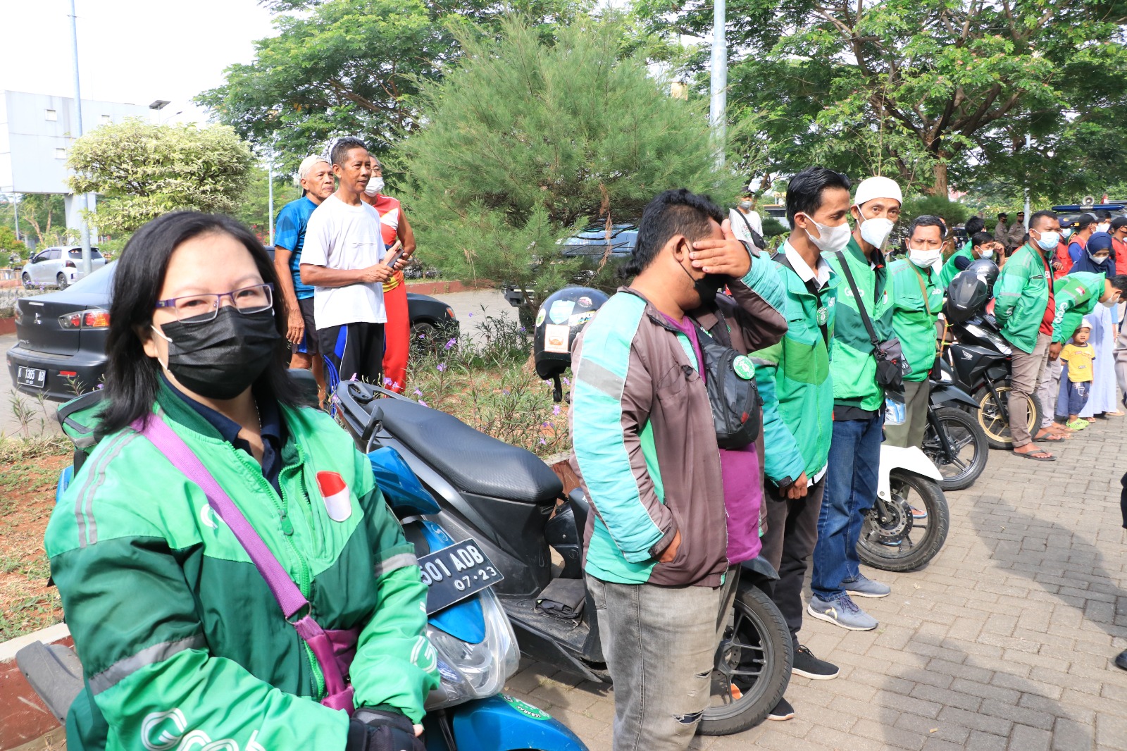  OJOL: Potret pengemudi ojol saat menunggu orderan dari konsumen di pangkalan, baru-baru ini.