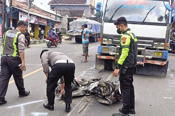 OLAH TKP: Satlantas Polres Rembang menggelar olah tempat kejadian perkara di Perempatan Sulang kemarin.