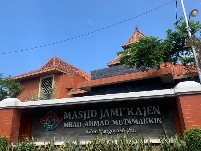 Bangunan Masjid Jami&rsquo; Kajen dengan gaya arsitektur masjid khas Jawa memiliki keunikan tersendiri.