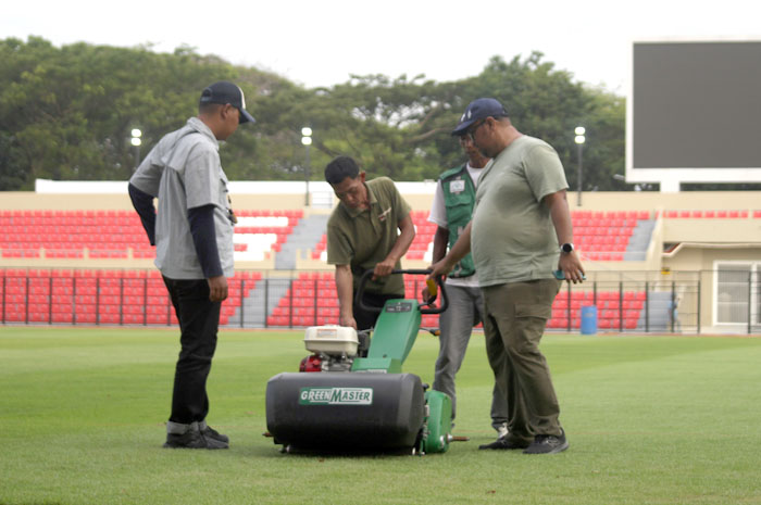 PERSIAPAN: Petugas mengecek kondisi rumput Stadion GBK Jepara beberapa waktu lalu.