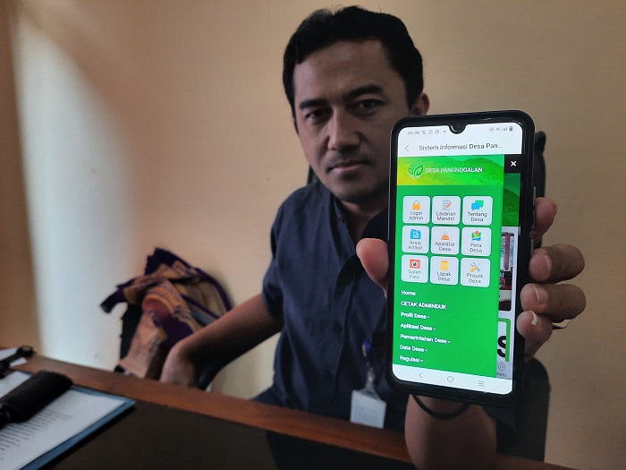MENUNJUKKAN: Kabid Pemberdayaan Masyarakat (Dispermades) Grobogan saat menunjukkan salah satu web desa.