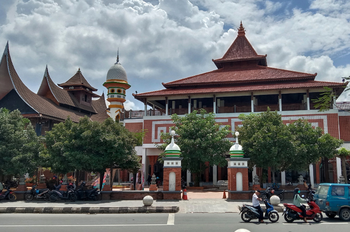 BERVARIASI: Bangunan di Kompleks Masjid Jami Lasem terlihat berbagai corak arsitektur mulai Joglo hingga Rumah Gadang.