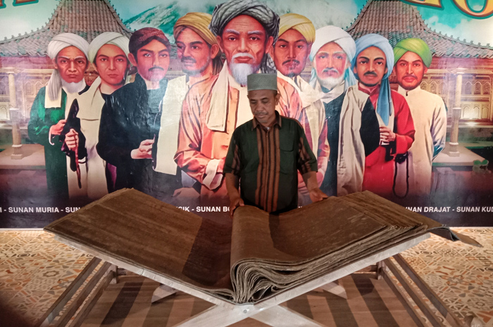KOLEKSI: Abdullah Hamid, salah satu pengurus Masjid Jami Lasem menunjukkan Alquran berukuran besar yang disimpan di Museum Masjid Jami Lasem.&nbsp;