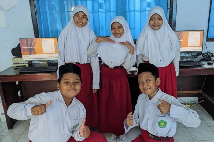 PENUH SEMANGAT: Qorry Aina Ashilla (tengah) dan Aqila Nur Fadlila (dari kanan) foto bersama rekannya. Satu sisi saat ikuti Olimpiade Orbit Ainun Habibie 2025 Tingkat Nasional.