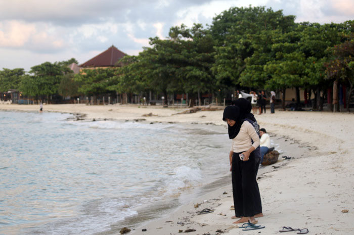 MENANTI BUKA: Wisatawan bermain air di bibir Pantai Bandengan sembari ngabuburit beberapa waktu lalu.