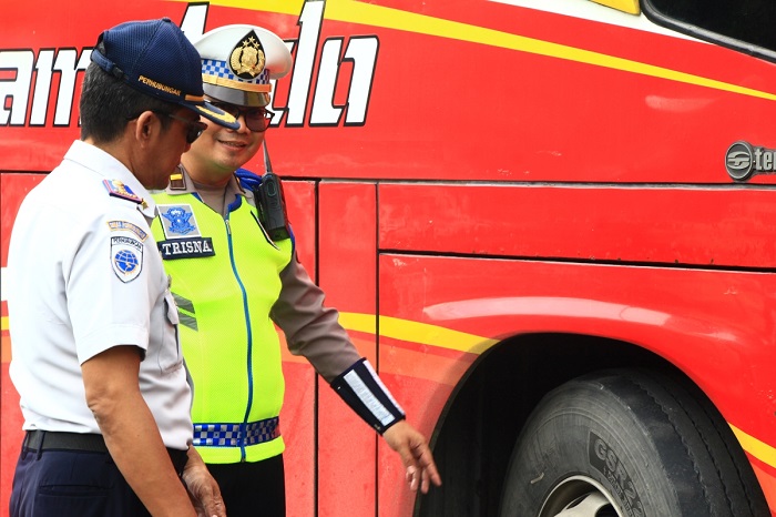 INSPEKSI: Petugas Dishub, Satlantas, Jasa Raharja dan Dinkes saat melakukan inspeksi kendaraan bus di terminal Rembang, kemarin.
