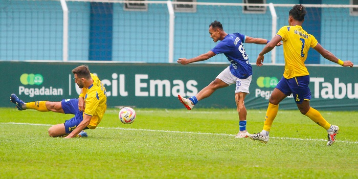 CARI PELATIH: Pemain Persiku Elvateh menendang bola saat melawan Gresik United.