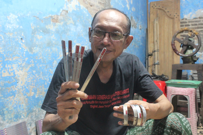 TAHAN API: Subandi menunjukkan gelang haji yang siap dikirimkan ke embarkasi di tempat produksinya pada Sabtu (15/3).