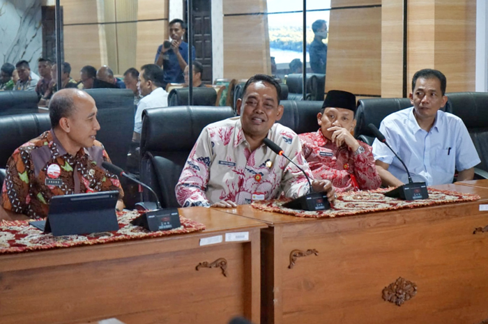 TANAM INVESTASI: Calon investor dari Tiongkok menanamkan investasi di Kabupaten Grobogan membangun pabrik pohon natal.