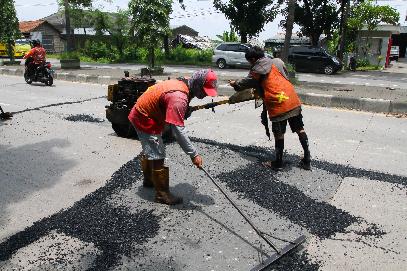 GERAK CEPAT: Pekerja menambal jalan yang berlubang di ruas Jalan Lingkar Timur pada Senin, 17 Maret 2025.