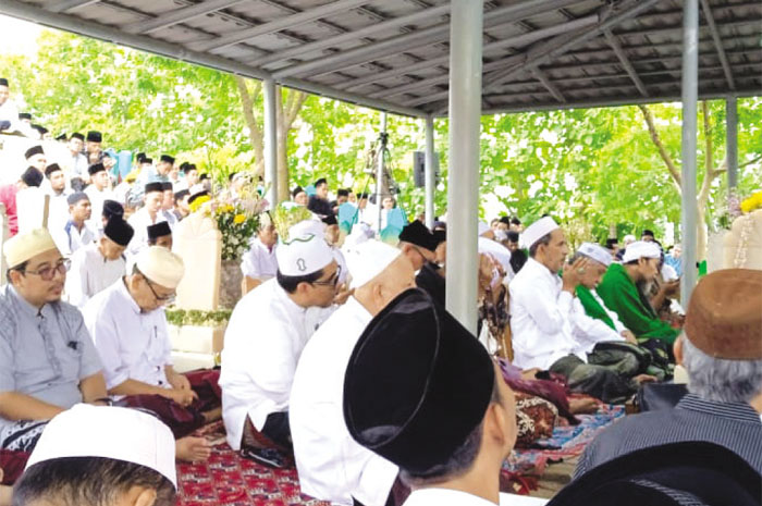 KHUSUK: Keluarga dan santri sarang mengikuti doa bersama dalam rangka haul ke-58 KH. Zubair Dahlan dan haul ke-8 KH. Maimoen Zubair dan para dzuriyah Ponpes Al-Anwar Sarang, Sabtu sore (15/3).