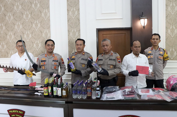 DILIHATKAN: Personel Polresta Pati menunjukkan barang bukti sitaan di Aula SAR Mapolresta setempat tadi pagi.