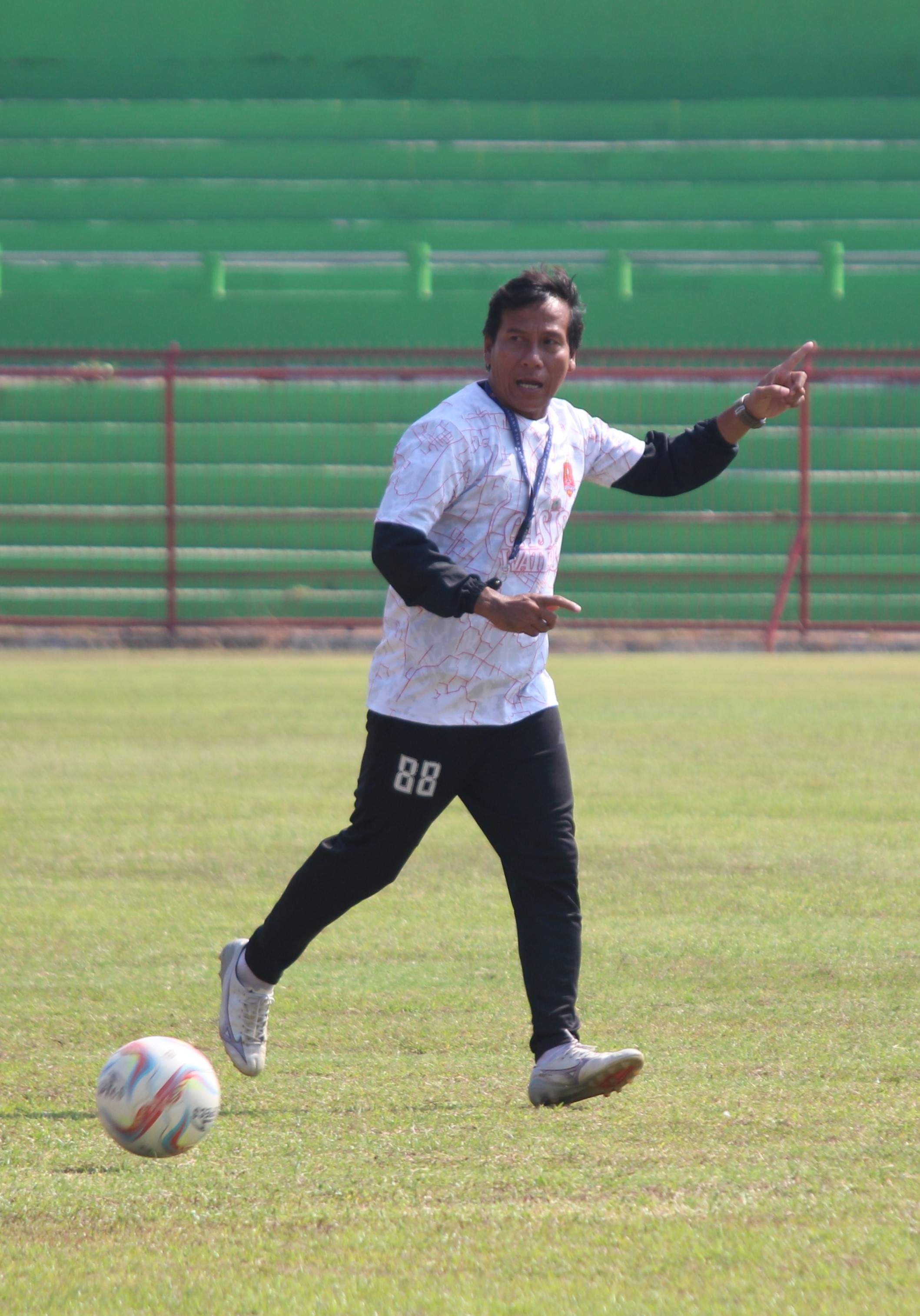 CARI PELATIH: Pemain Persiku Elvateh menendang bola saat melawan Gresik United.