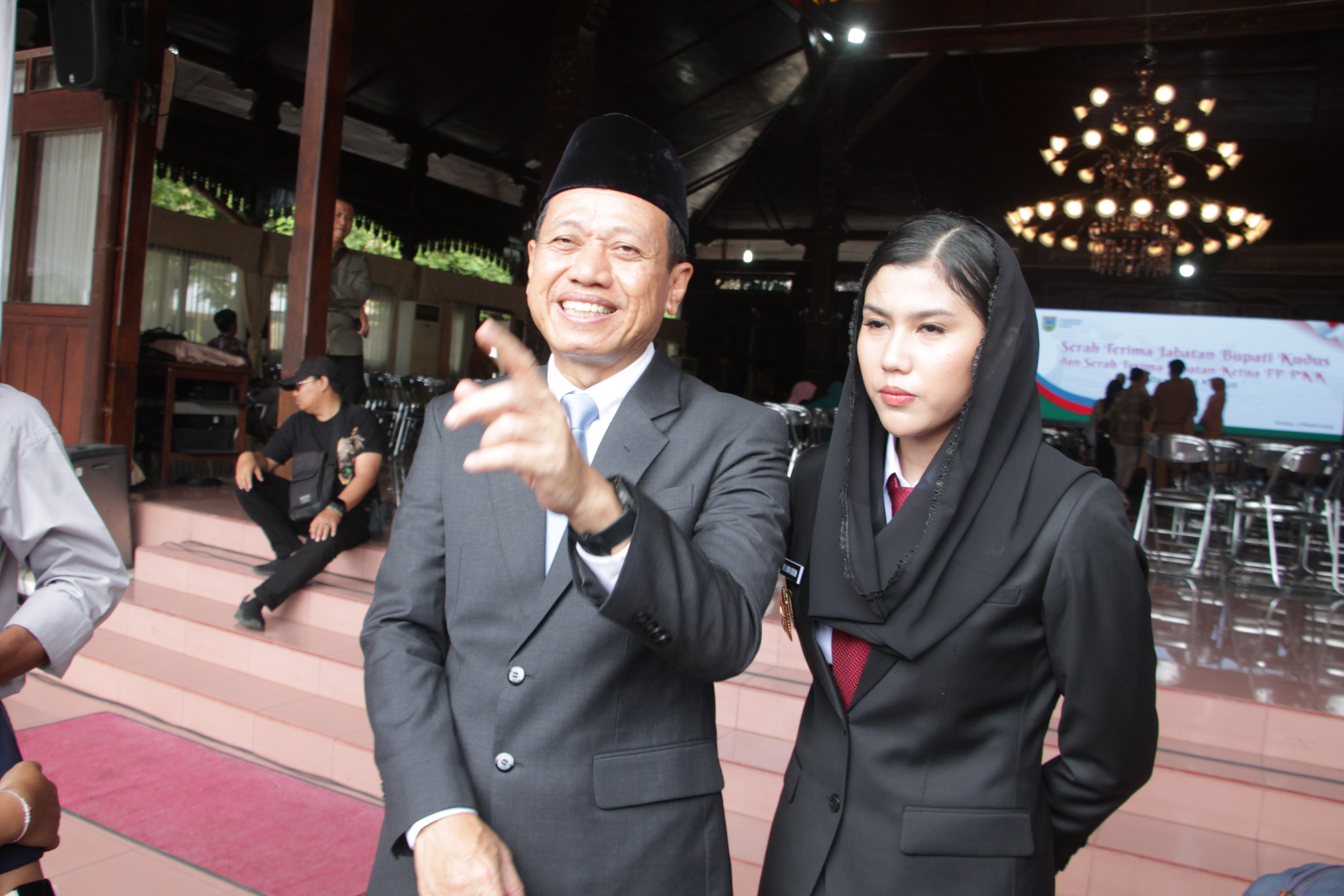 KOMPAK: Bupati Kudus Sam&rsquo;ani Intakoris dan Wabup Belinda usia sertijab di Pendapa Kabupaten Kudus belum lama ini.