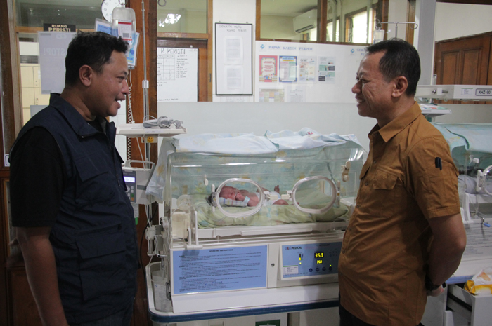 PEDULI: Bupati Kudus, Sam&rsquo;ani Intakoris menunjukkan kepeduliannya dengan menjenguk bayi yang telantar di RS Mardirahayu.