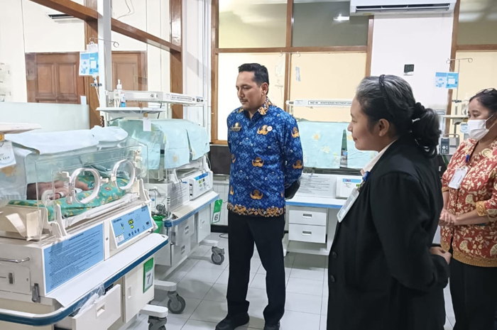 TILIK BAYI: Plt Kepala Dinsos P3AP2KB, Satria Agus Himawan menjenguk bayi telantar yang kini dirawat di RS Mardi Rahayu, kemarin.