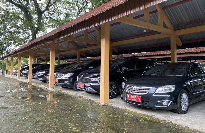 MOBIL DINAS: Mobil plat merah milik jajaran dinas yang terparkir di parkiran Kantir Pemerintah Blora