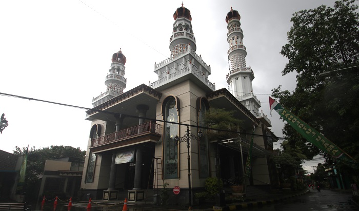 PADUAN GAYA ARSITEKTUR: Masyarakat melintas di depan area Masjid Al-Makmur Kriyan beberapa waktu lalu.